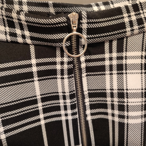 Hot Topic Women's Plaid O-Ring Zip Front Mini Skirt Sz M Preppy Academia Punk - Picture 3 of 7
